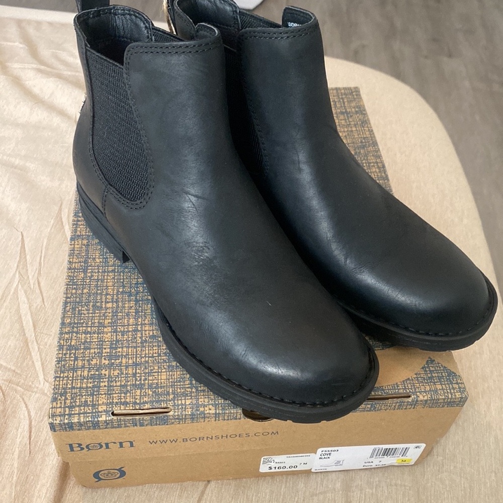 NWT black leather Born boots